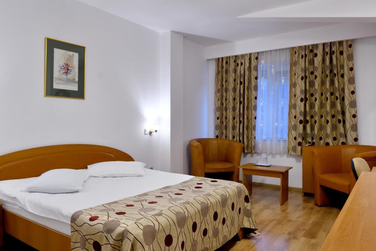 Hotel Select Tulcea Bagian luar foto