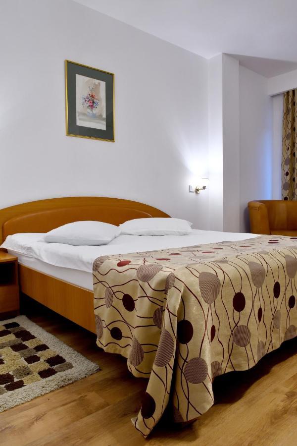 Hotel Select Tulcea Bagian luar foto