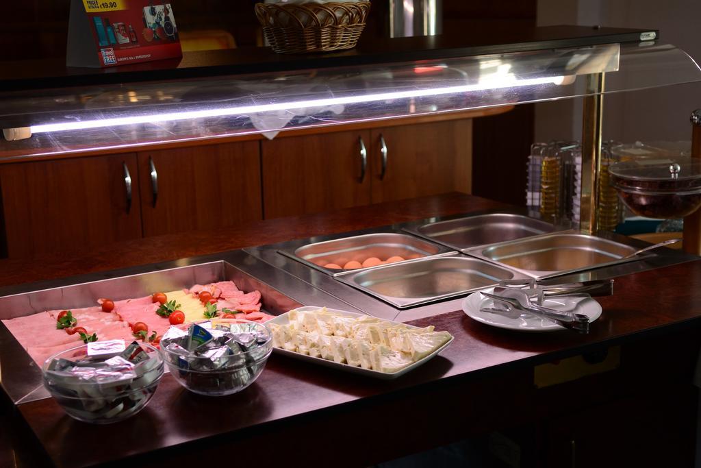 Hotel Select Tulcea Bagian luar foto